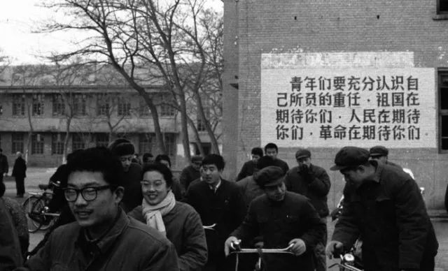 1977年，我國恢復(fù)高考。圖為在北京高考考點外的標(biāo)語。
